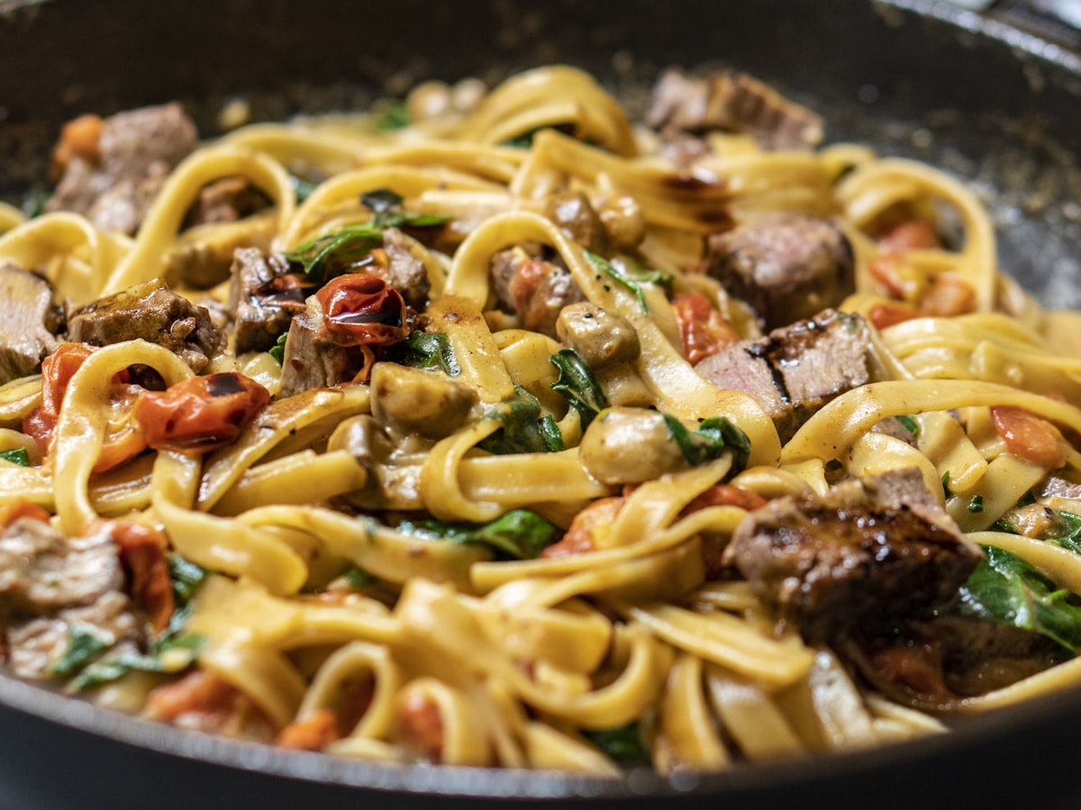 Hausgemachte Tagliatelle mit geschmortem Ragù