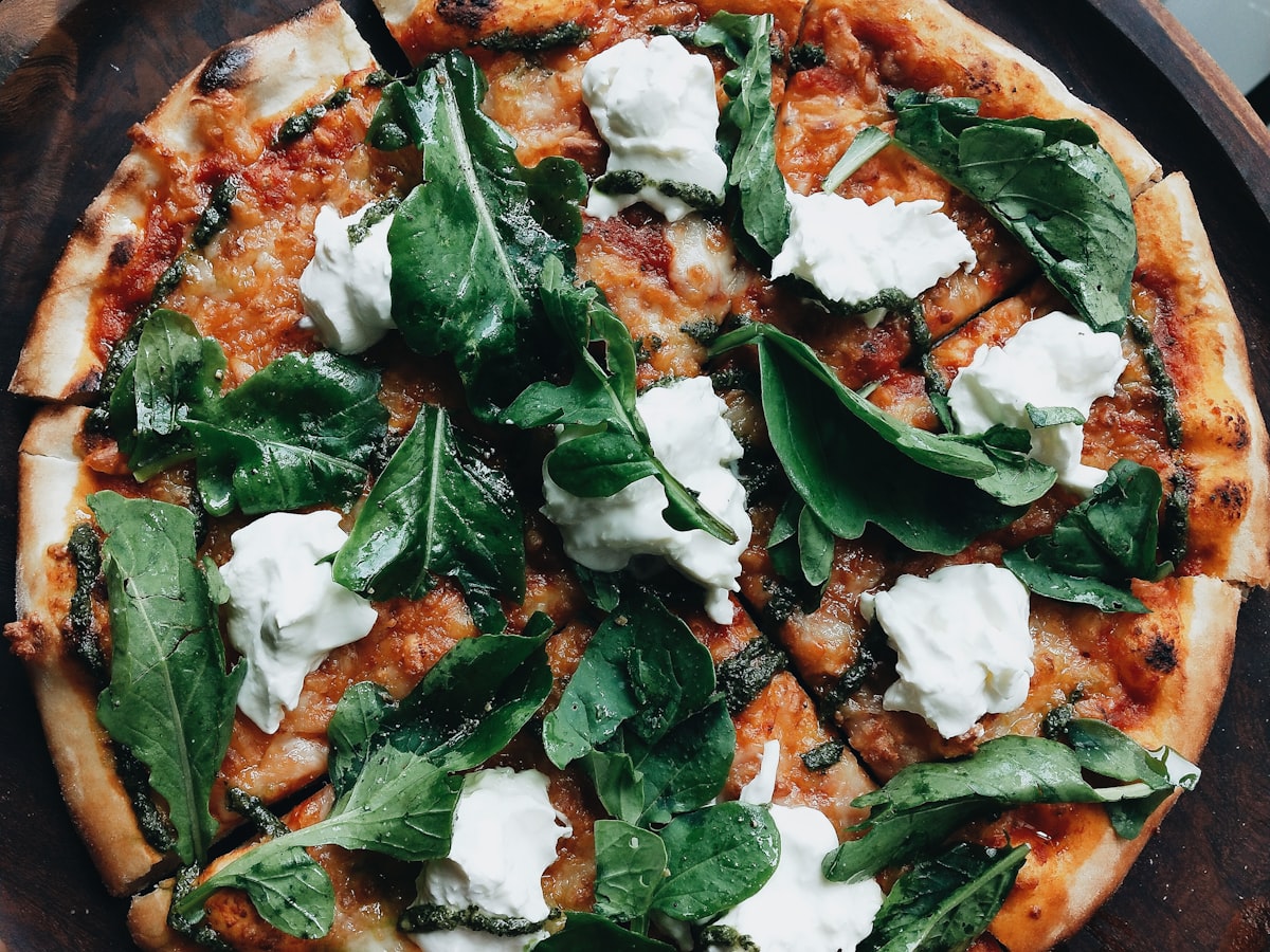 Weiße Pizza Bianca mit Ricotta und Spinat