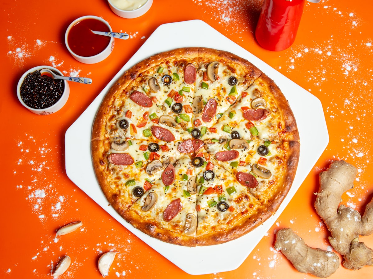 Pizza Margherita mit Fior di Latte und frischem Basilikum