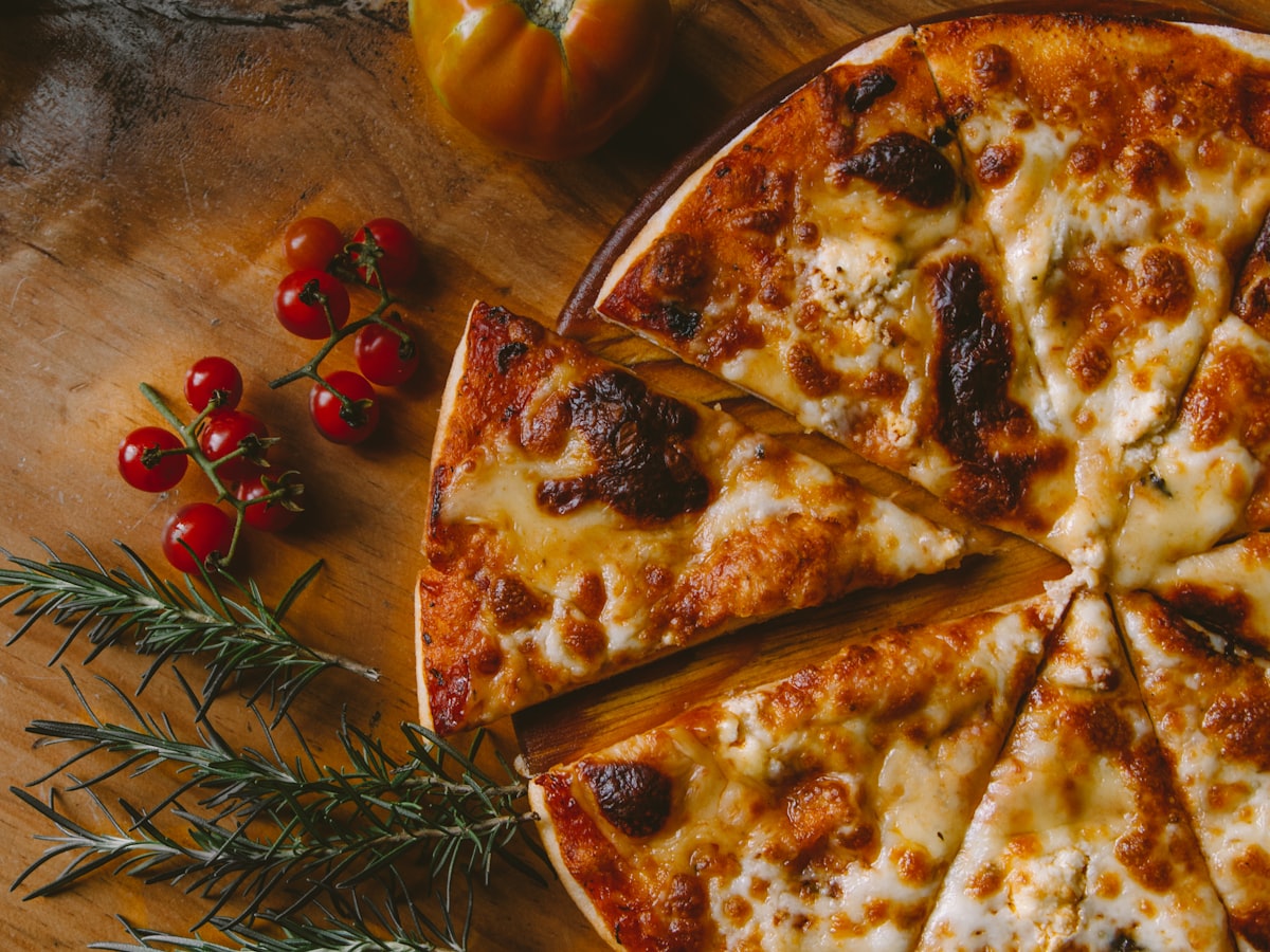 Rustikale Pizza Rustica, in Stücke geschnitten