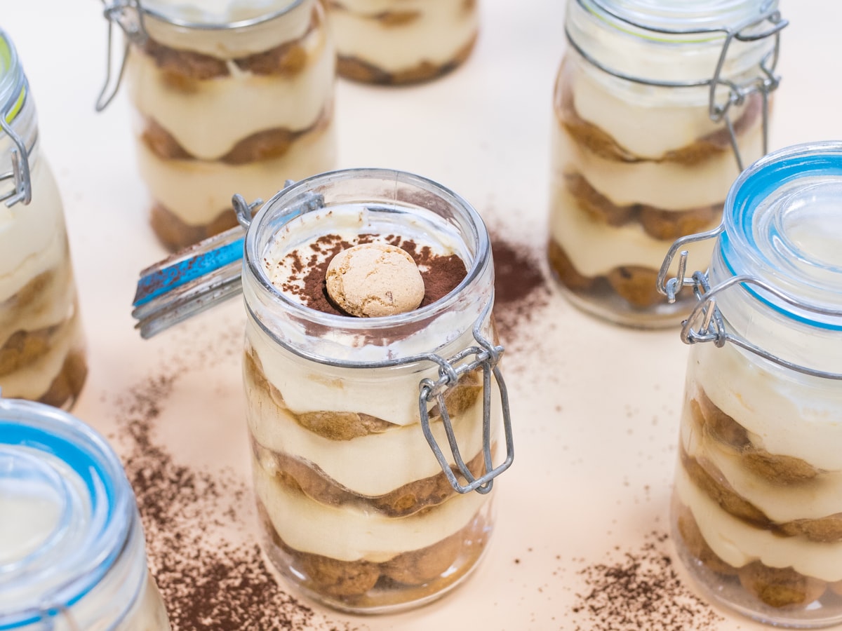 Tiramisù im Glas mit Kakao bestäubt